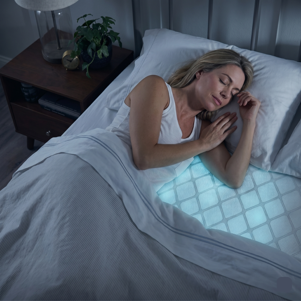 Femme dormant paisiblement avec la zone PureSleep refroidissante illuminée sous le drap
